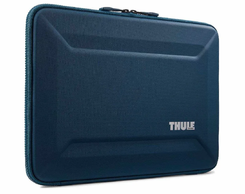 Large-capacity leather laptop bag with multiple compartments for business executivesThule Gauntlet 4.0 Protection Sleeve for 15”/16" Macbook Pro® | Blue