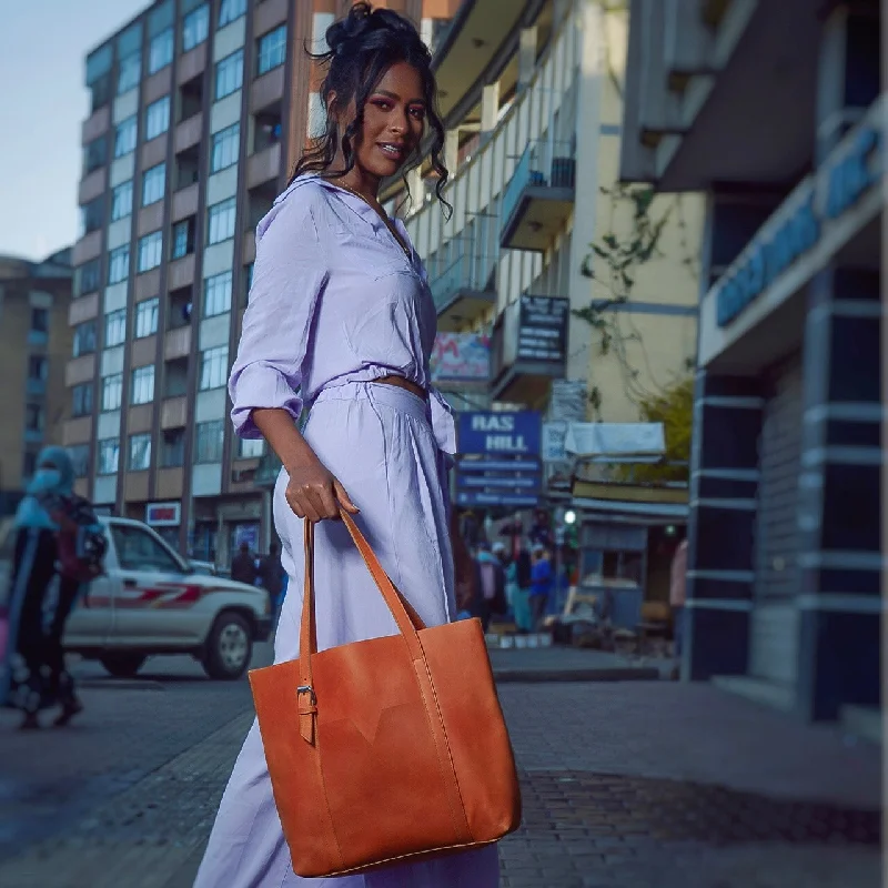 Expandable laptop bag to accommodate additional itemsFEVU TOTE: Rust Brown