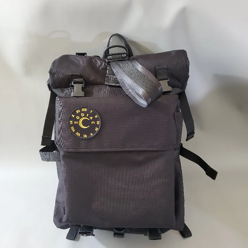 Soft-sided canvas baggage with a retractable handle for flexibilityMedium  Roll Top