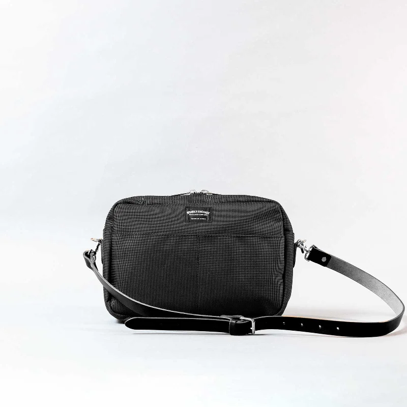 Rolling duffel-style baggage with padded shoulder straps for versatilitySHOULDER M